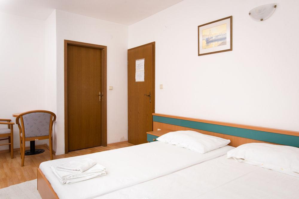 Downtown Private Rooms Mandic Supetar Ngoại thất bức ảnh
