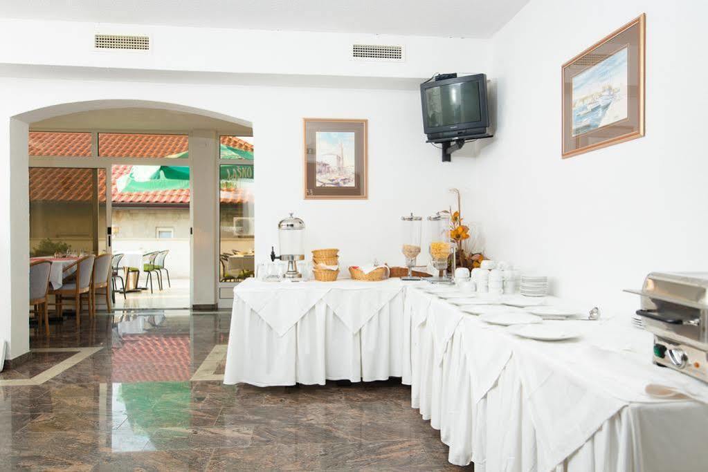 Downtown Private Rooms Mandic Supetar Ngoại thất bức ảnh
