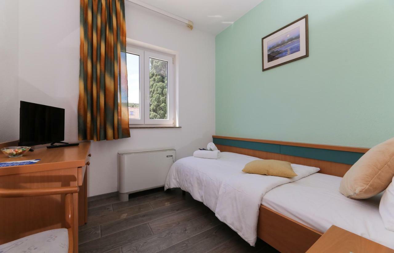 Downtown Private Rooms Mandic Supetar Ngoại thất bức ảnh